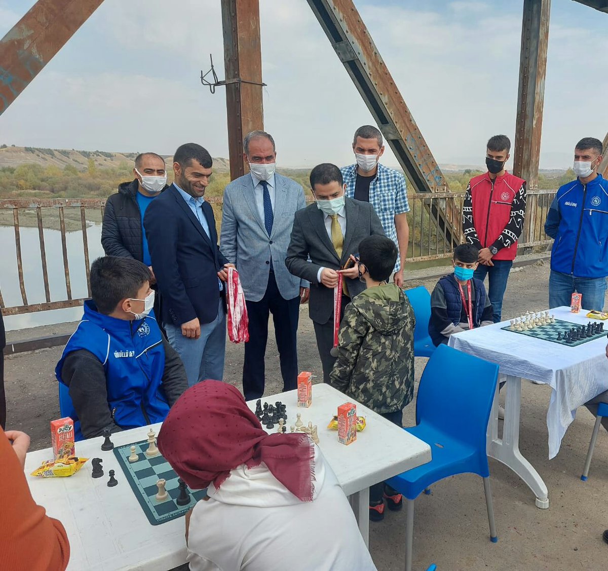 GSB_GencGM's tweet photo. 29 Ekim Cumhuriyet Bayramı Kapsamında Tarihi Genç Köprüsünde Satranç etkinliği düzenlenerek, dereceye giren yarışmacılara ödülleri takdim edildi.
#GeçmiştenGeleceğeHamle
#Turkishchess https://t.co/19ygKujc7M
