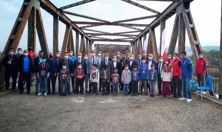 GSB_GencGM's tweet photo. 29 Ekim Cumhuriyet Bayramı Kapsamında Tarihi Genç Köprüsünde Satranç etkinliği düzenlenerek, dereceye giren yarışmacılara ödülleri takdim edildi.
#GeçmiştenGeleceğeHamle
#Turkishchess https://t.co/19ygKujc7M