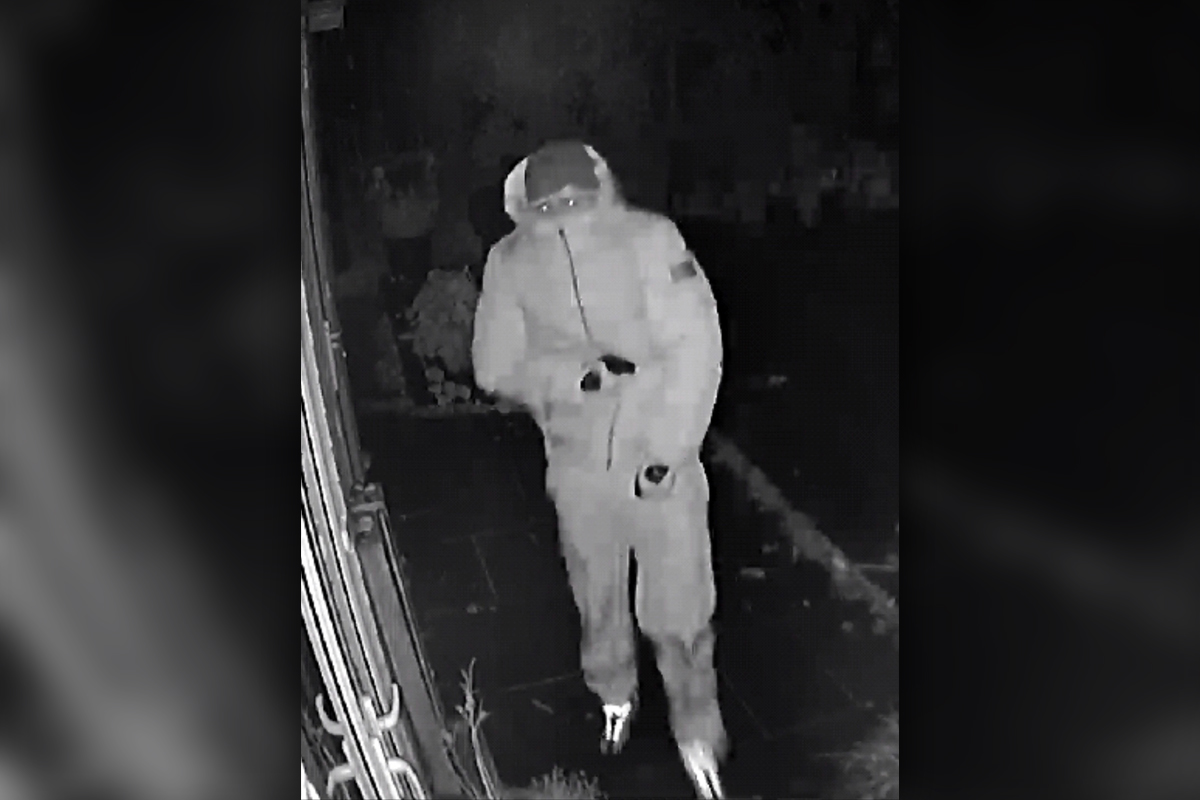 Do you recognise the person in this image? We'd like to trace them in connection with a burglary on Huntley Avenue in #Spondon, #Derby. It happened during the evening of Saturday 24 October. If you have any information which could help, please contact us: bit.ly/31El96N