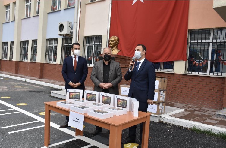 75Catalc's tweet photo. Çatalca Kaymakamlığımız uhdesinde Çatalca İlçe Milli Eğitim Müdürlüğünün de işbirliğiyle yürütülen “Okulum Evimde” projesi okulumuzda gerçekleşti. Bu güzel projenin bir parçası olmak gurur verici... @GCatalca @erdoganermis @Catalca_ILCEMEM @TayfunOzyolcu @SabriSefertas https://t.co/1s1MqbmdoF