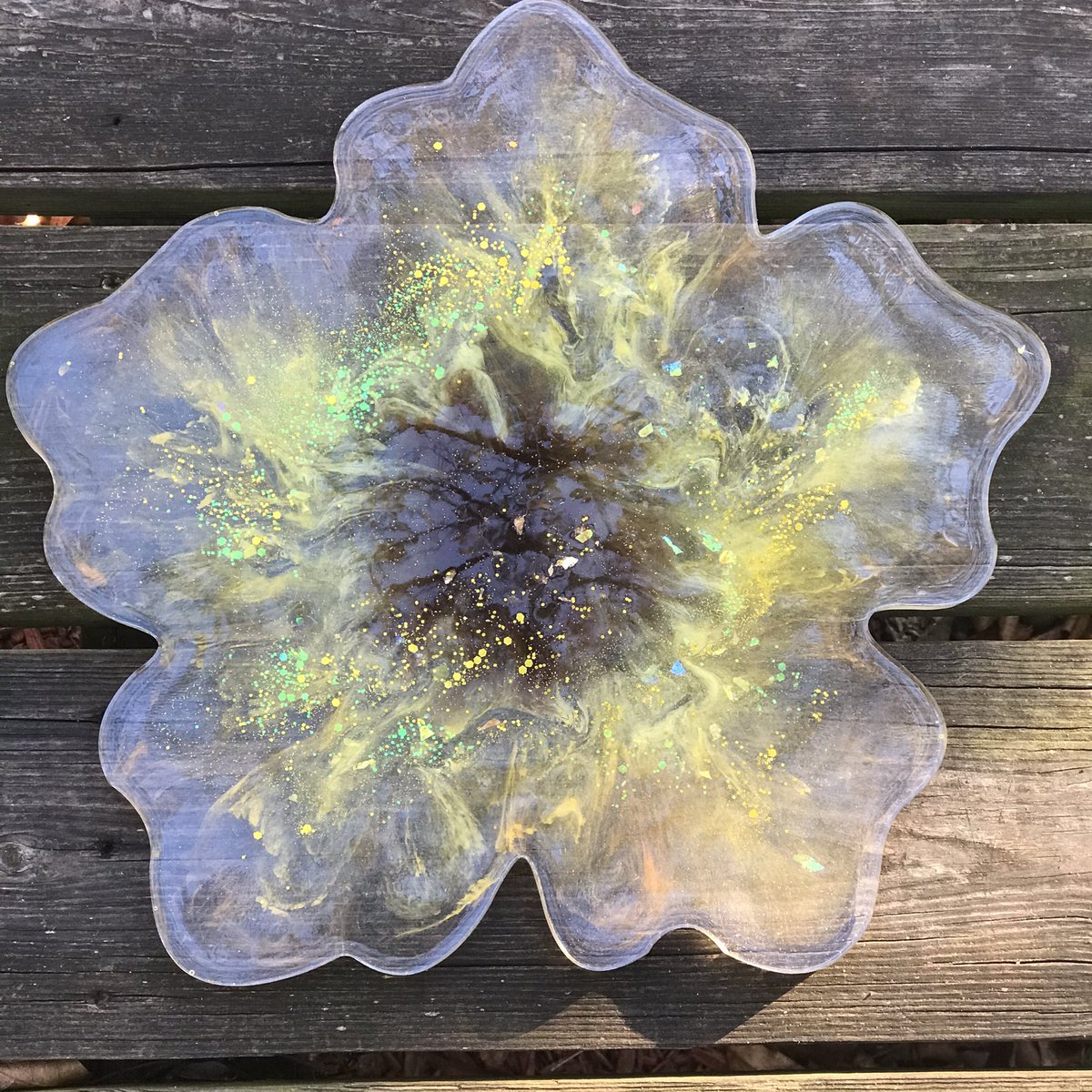This simple DIY :: Resin Flower Tray is so simple a beginner can use it.  This time I used less pigment to get a more transparent effect, which is what I was aiming for when I made the coasters.  ~Shay
#letsresin #resin #resinflowermold #resinflowertray 
thesimplemoms.com/a-simple-diy-r…