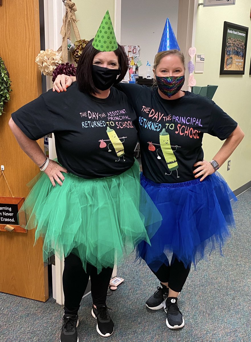 leis_alison's tweet photo. The team that dresses up together, succeeds together! #BanksStrong. @BanksRoadES https://t.co/MnyiaMMOjE