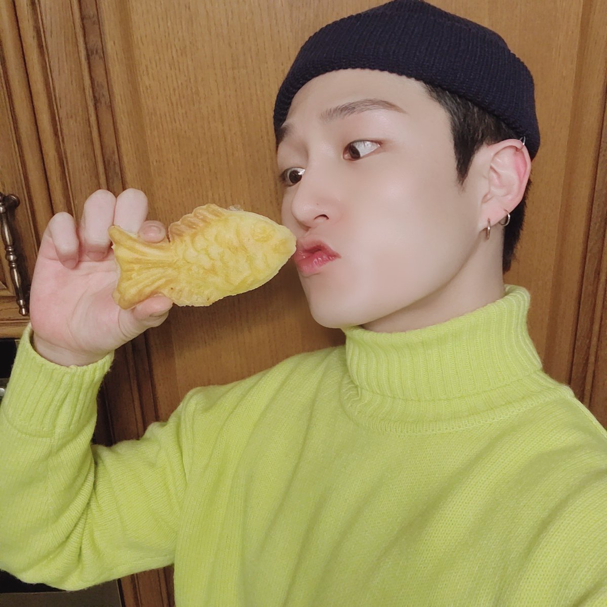 Official_SKYE_'s tweet photo. [#인표]🧚‍♂️

붕어빵을 품에 안고 달리는 이유를 알았다.
따뜻해서였다🤦‍♂️

#IN2IT #인투잇 #INPYO #붕어빵 https://t.co/ul7FqSASNA