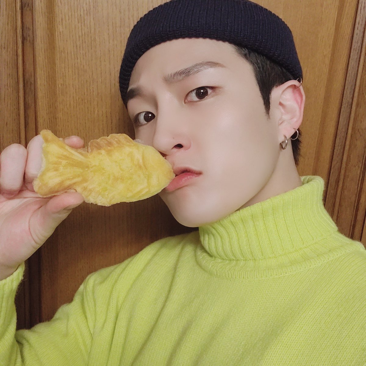 Official_SKYE_'s tweet photo. [#인표]🧚‍♂️

붕어빵을 품에 안고 달리는 이유를 알았다.
따뜻해서였다🤦‍♂️

#IN2IT #인투잇 #INPYO #붕어빵 https://t.co/ul7FqSASNA