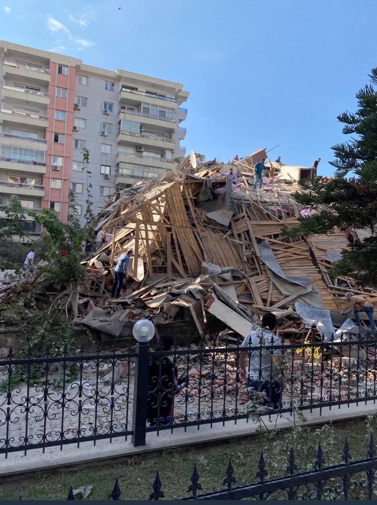 URGENTE: Fuertes daños en Izmir #Turquía, luego del #terremoto de 7.1Mw que sacudió cerca de la isla de Samos #Grecia.