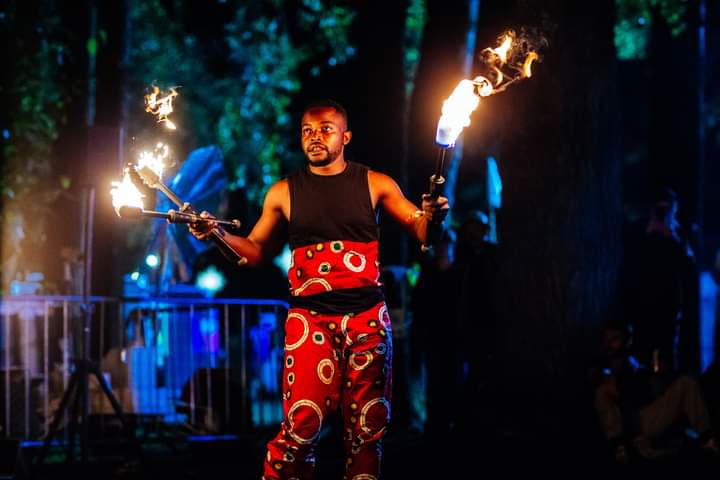 MxBenSpiller's tweet photo. It's me birthday today (42 - oooooo!!) - come celebrate with me, if you fancy, at @1623theatre's online Autumn Bonfire featuring poems and songs, and an amazing new fire show MULILO by @CircusZambia1 - all part of @HeadlongTheatre's #SignalFires Festival. 🔥🔥🔥 #Mulilo photos ⬇️ https://t.co/4ynVCYYAgR
