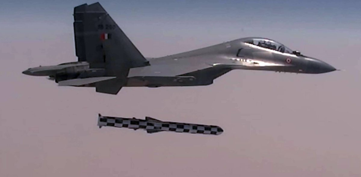 BREAKING: The Indian Air Force has just conducted its longest range BrahMos strike mission. A Su-30MKI took off from a Punjab air base, refuelled mid-air and struck a ship target 4,000 km away deep in the Indian Ocean. Target destroyed. (File image).  @IndiaToday