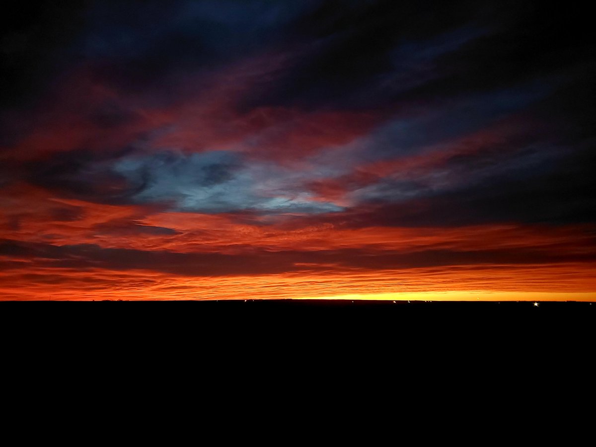 KaraOosterhuis's tweet photo. Usually, I'm a sunset over sunrise kind of girl. But with a view like this this morning... I'm not so sure anymore.
Have a terrific Friday, everyone. 🤗
#CdnAg #WestCdnAg #CdnPrairies #sunrises #fridaymotivation #positivity https://t.co/ApBeNJTB9q