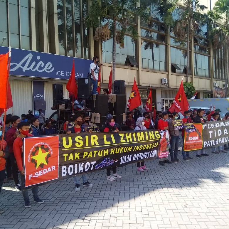 MazdamV's tweet photo. Tranding lagi kan #StopBeliEsKrimAice 
Makanya tetap yakh #StopBeliEsKrimAice https://t.co/t27UQAqRAM https://t.co/SPqowkz3pV