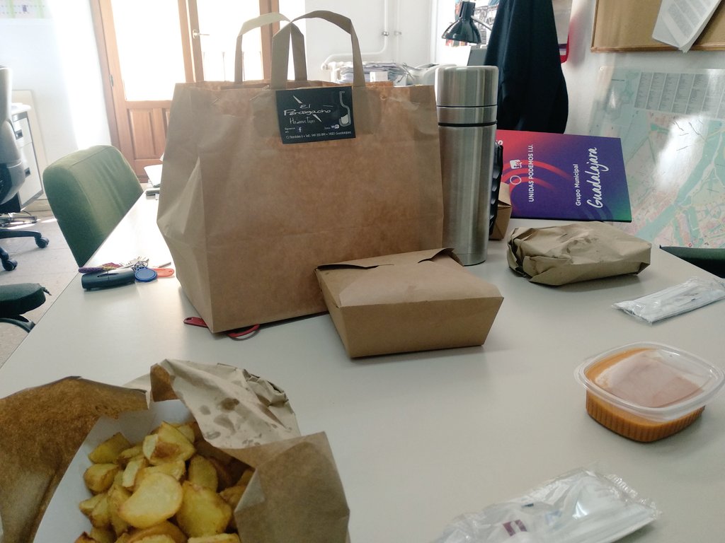UnidasGuada's tweet photo. Hoy en el descanso para comer de “el pleno más largo” nos hemos decidido por la comida de #ElPerdigacho . Estaba como para chuparse los dedos, muy rico todo 😋 https://t.co/6W1UENt1rw