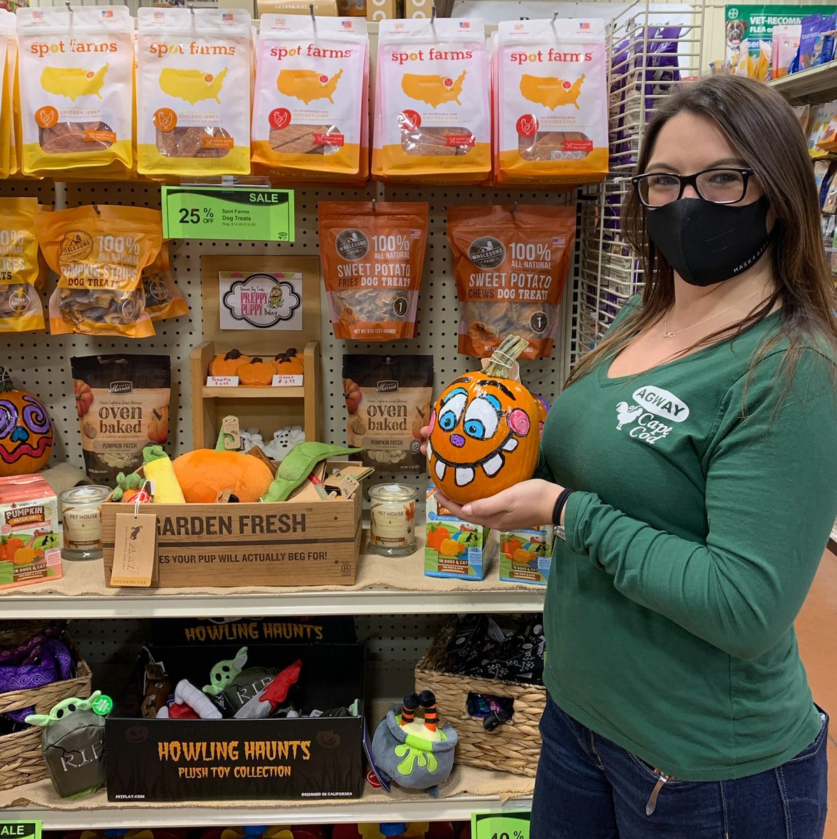 CapeCodAgway's tweet photo. For your four-legged trick-or-treaters! In stock at all three locations. 👻

#howloween #pettreats #treatsforall https://t.co/Y06ZVDYh6F