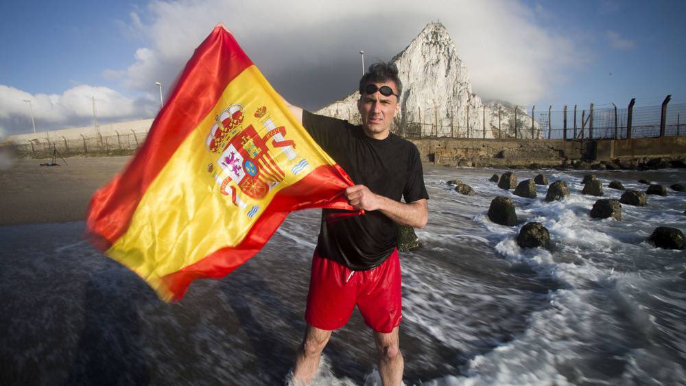 EmbajadaRusa's tweet photo. Retamos a Ortega Smith a cruzar a nado el océano glaciar ártico para colocar la bandera de España en Siberia. https://t.co/bS809moKf1