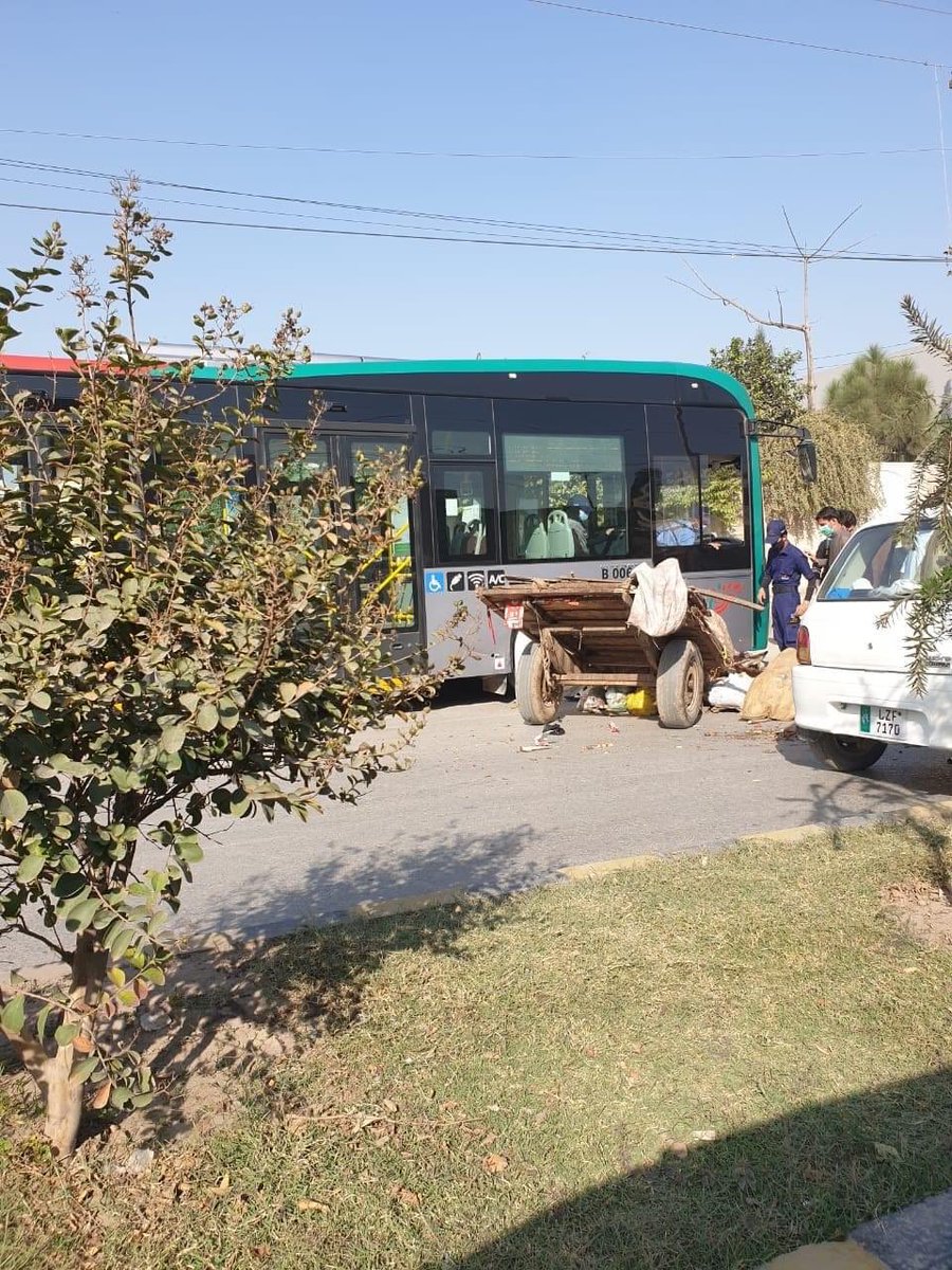 پشاور میں بی آر ٹی بس نے گدھے کو کچل دیا۔ 🤦🏻 https://t.co/lb723xWnhX
