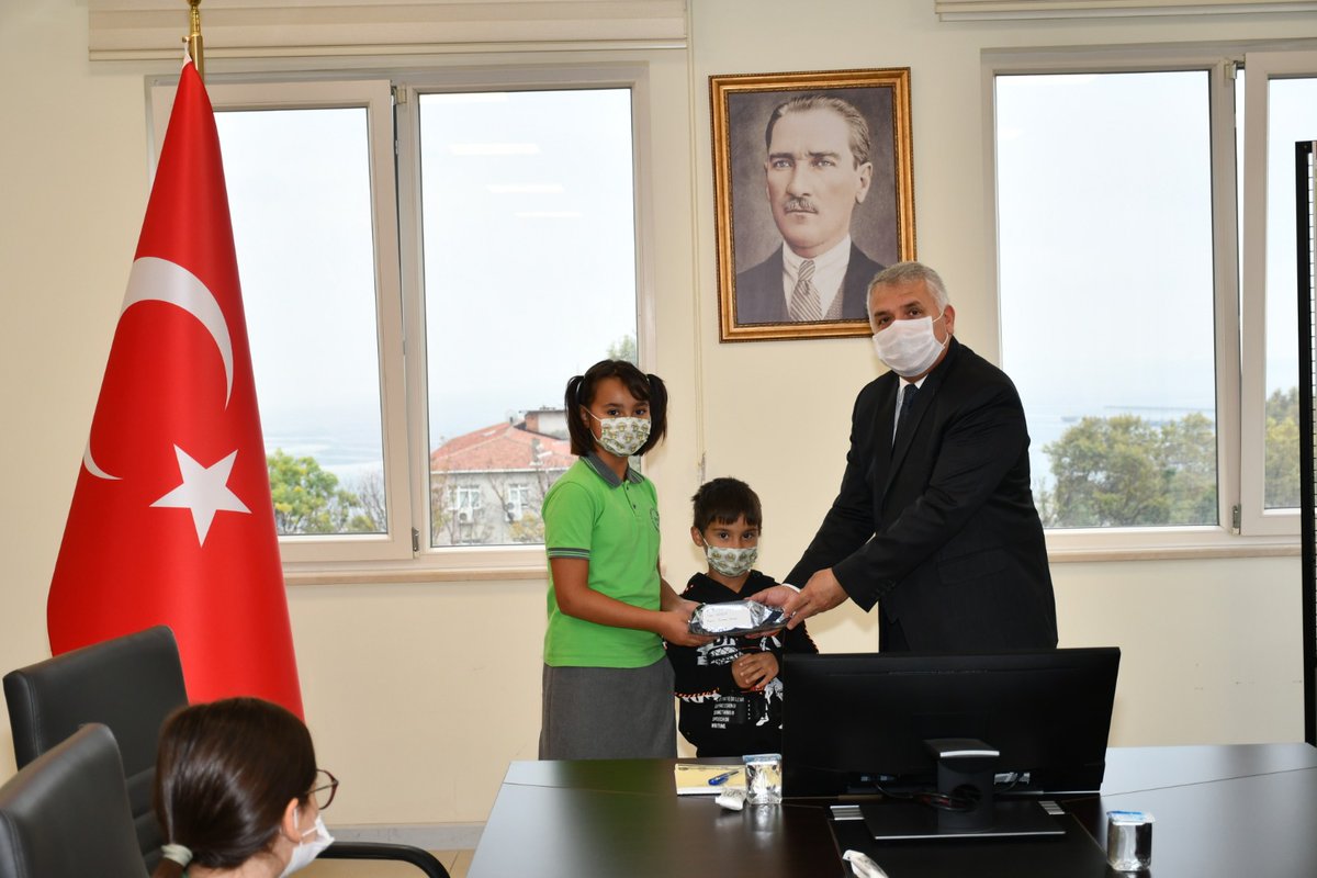 EmlakErgene's tweet photo. "29 Ekim Cumhuriyet Bayramı" Konulu Resim Yarışmasında İL BİRİNCİSİ olan Öğrencimiz İrem KESKİN'e Ödülünü Valimiz Sayın Aziz YILDIRIM Takdim etti. Öğrencimizi  Öğretmenini ve Ailesini Tebrik ederiz.
@tekirdaggovtr
@ersanulusan @Tekirdag_Mem @csarili @hete61 @CorluMem @eyup5967 https://t.co/p18OC2bv4Y