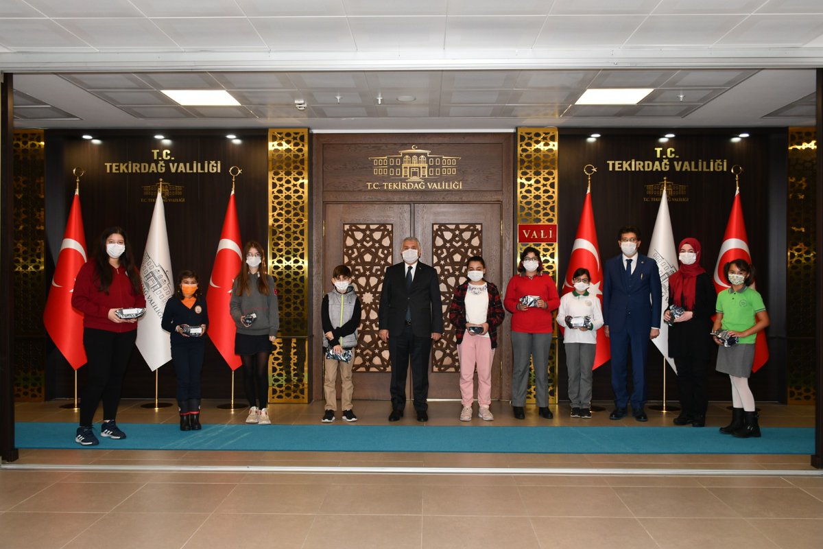 EmlakErgene's tweet photo. "29 Ekim Cumhuriyet Bayramı" Konulu Resim Yarışmasında İL BİRİNCİSİ olan Öğrencimiz İrem KESKİN'e Ödülünü Valimiz Sayın Aziz YILDIRIM Takdim etti. Öğrencimizi  Öğretmenini ve Ailesini Tebrik ederiz.
@tekirdaggovtr
@ersanulusan @Tekirdag_Mem @csarili @hete61 @CorluMem @eyup5967 https://t.co/p18OC2bv4Y