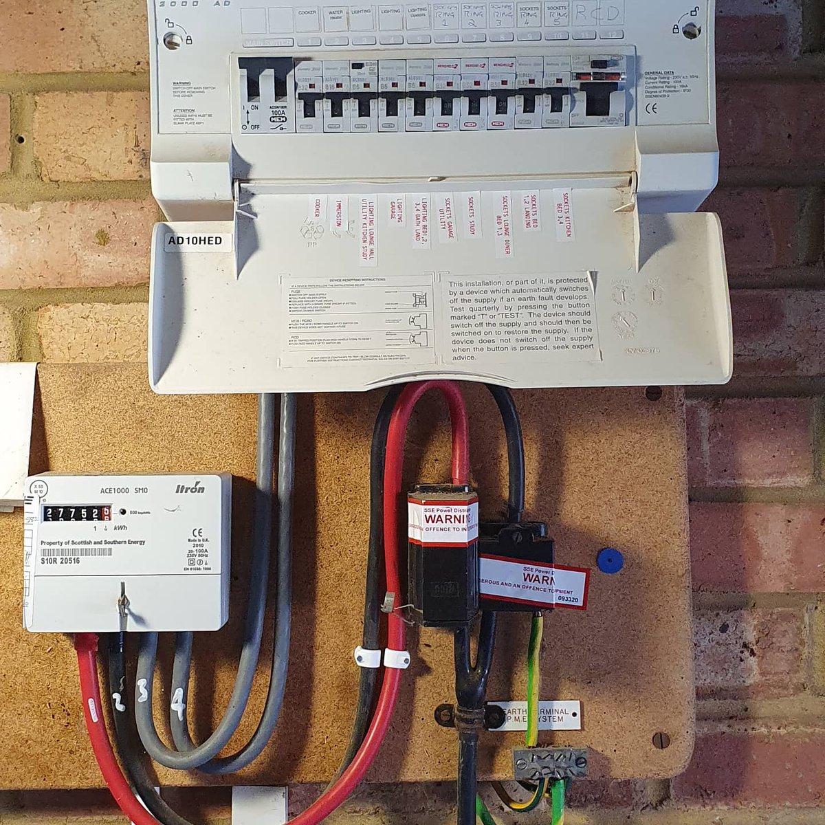 SPEC_Electrical's tweet image. Replaced this MK plastic board for a dual RCD SPD 18th Edition board . Before, during, after.

#CEF
#electricianuk
#jothedonkey
#HagerGang
#hageruk