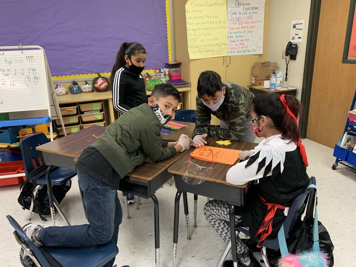 SandraSisk14's tweet photo. Teacher Mystery-O-Rama at Carroll Elementary.students problem solving together https://t.co/fldEDIvCHg
