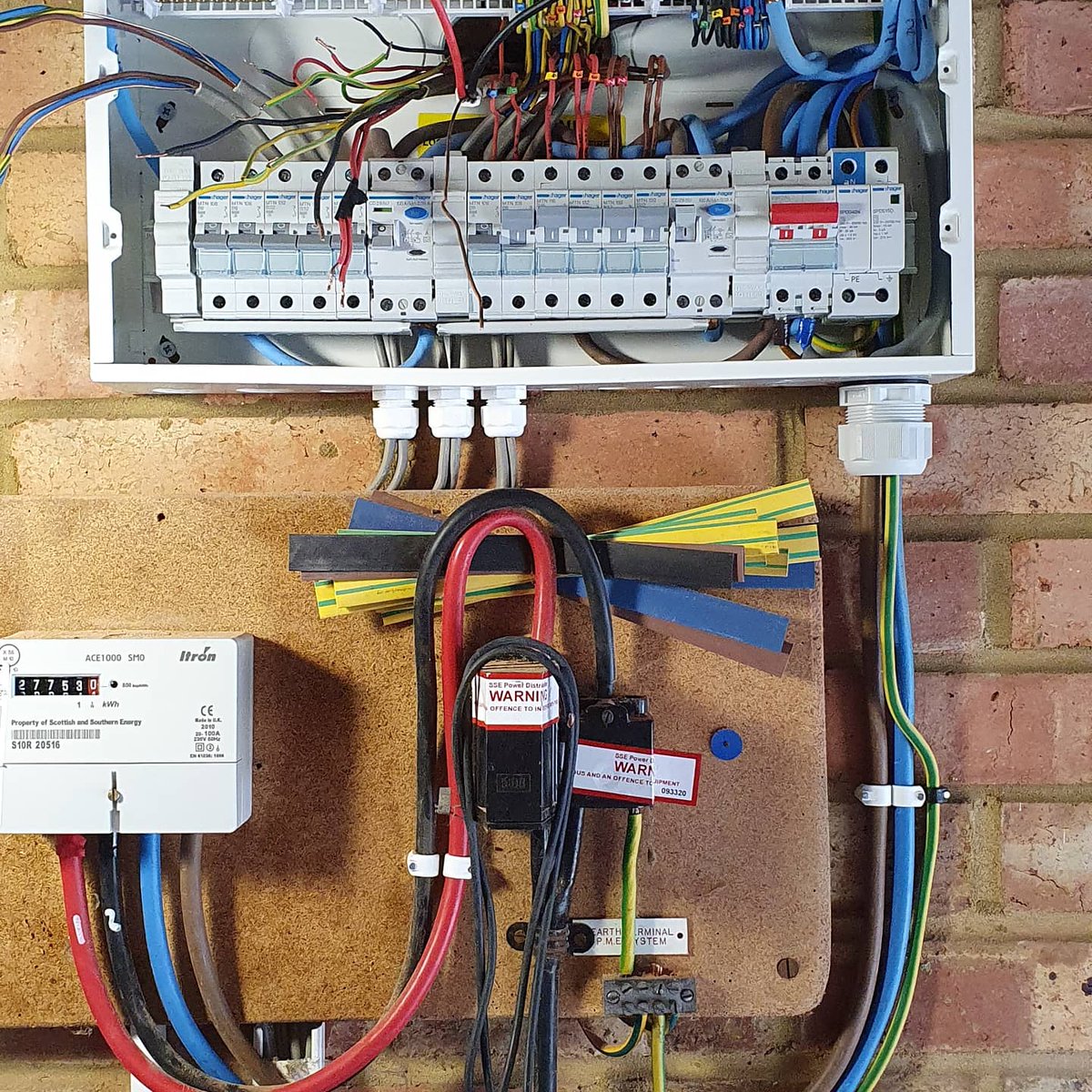 SPEC_Electrical's tweet image. Replaced this MK plastic board for a dual RCD SPD 18th Edition board . Before, during, after.

#CEF
#electricianuk
#jothedonkey
#HagerGang
#hageruk