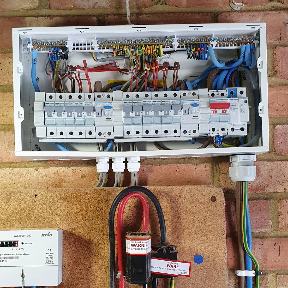 SPEC_Electrical's tweet image. Replaced this MK plastic board for a dual RCD SPD 18th Edition board . Before, during, after.

#CEF
#electricianuk
#jothedonkey
#HagerGang
#hageruk