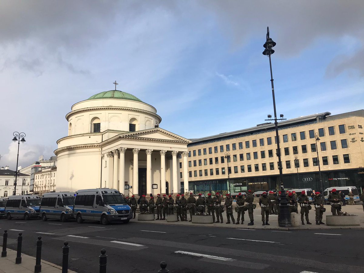 mycielski's tweet photo. 🔴Warsaw: Army was dispatched by PiS gov to guard churches, parliament &amp;even party officials' houses, following the police's scepticism towards being used this way.
Also following Kaczynski's call to arms, 10k neofascist far-right hooligans are heading to Warsaw..😳
#StrajkKobiet https://t.co/qAPURtEdEl