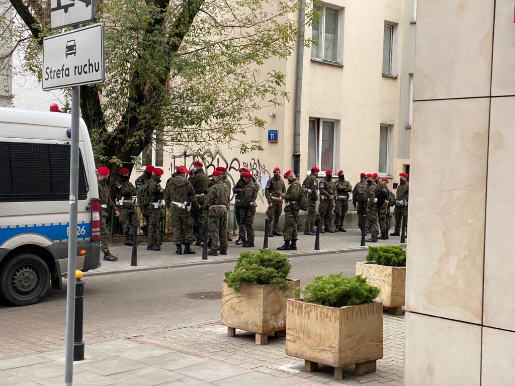 mycielski's tweet photo. 🔴Warsaw: Army was dispatched by PiS gov to guard churches, parliament &amp;even party officials' houses, following the police's scepticism towards being used this way.
Also following Kaczynski's call to arms, 10k neofascist far-right hooligans are heading to Warsaw..😳
#StrajkKobiet https://t.co/qAPURtEdEl