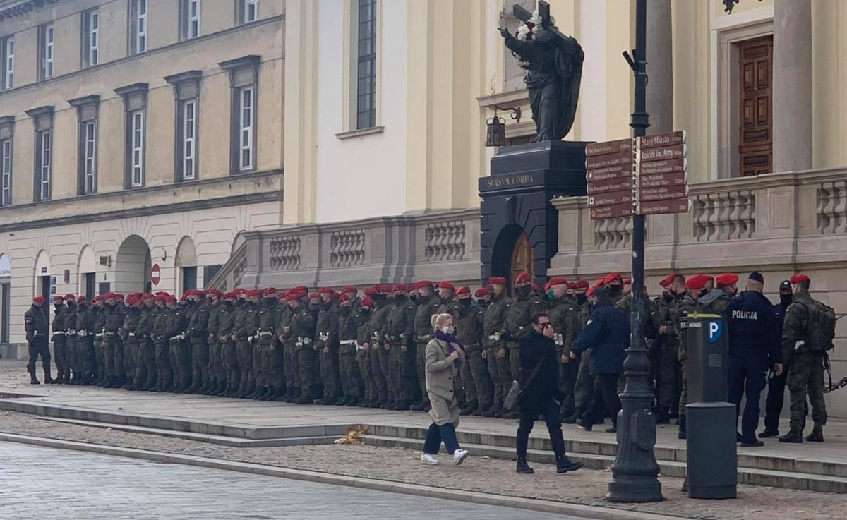 mycielski's tweet photo. 🔴Warsaw: Army was dispatched by PiS gov to guard churches, parliament &amp;even party officials' houses, following the police's scepticism towards being used this way.
Also following Kaczynski's call to arms, 10k neofascist far-right hooligans are heading to Warsaw..😳
#StrajkKobiet https://t.co/qAPURtEdEl