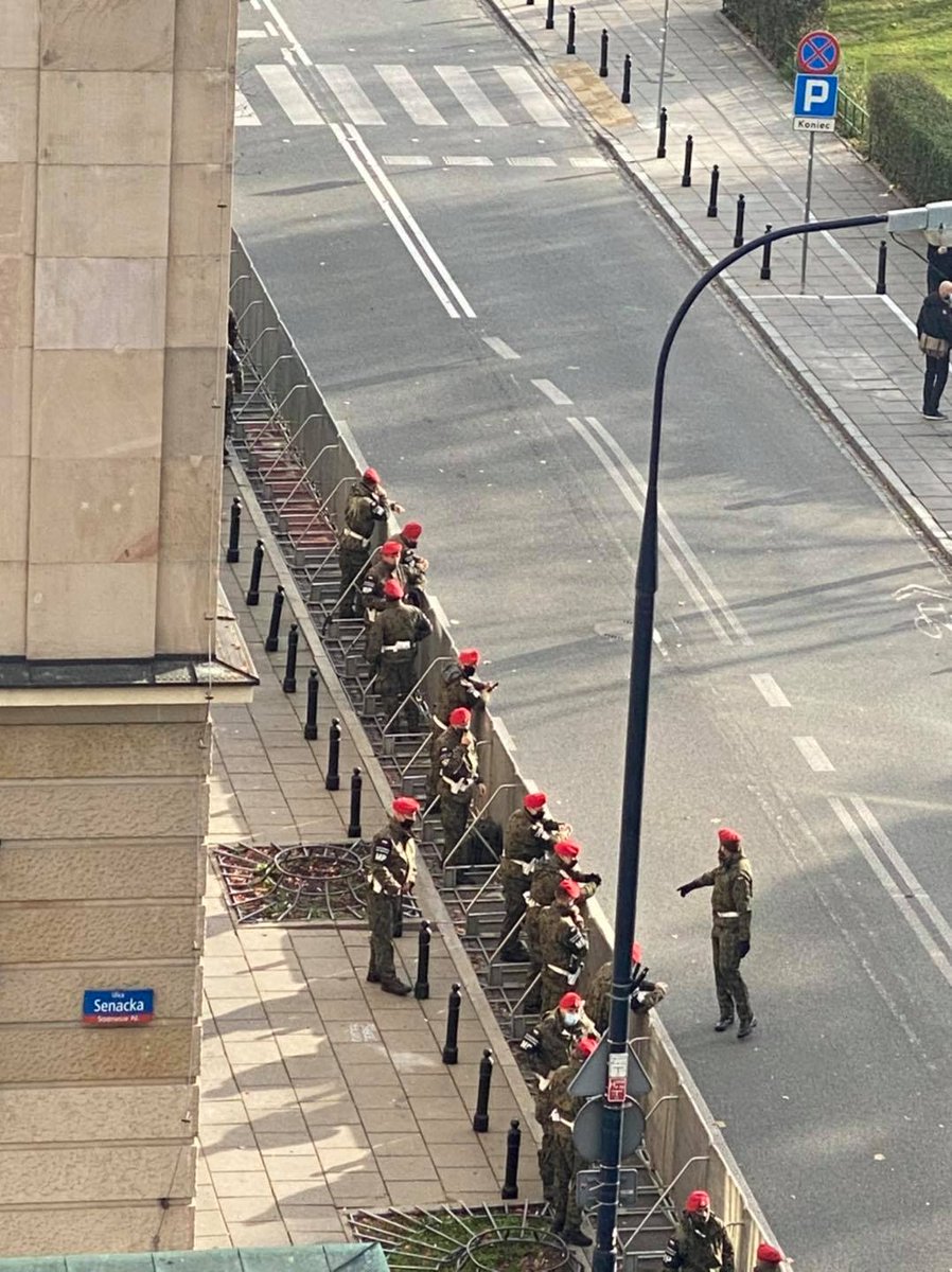 mycielski's tweet photo. 🔴Warsaw: Army was dispatched by PiS gov to guard churches, parliament &amp;even party officials' houses, following the police's scepticism towards being used this way.
Also following Kaczynski's call to arms, 10k neofascist far-right hooligans are heading to Warsaw..😳
#StrajkKobiet https://t.co/qAPURtEdEl