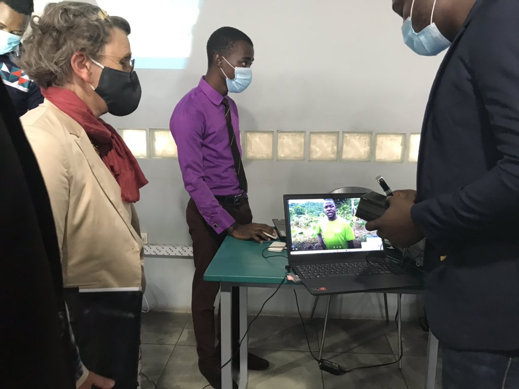 ActivSpaces's tweet photo. Petite présentation rapide de quelques startups à Son excellence Madame l’ambassadeur d’Allemagne au Cameroun. Parmi les startups nous avons @Elam_Cameroon @dastudy19 @sabfood_CM @ClinicAgro @ColorfolApp 

#Allemagne 🇩🇪 #Cameroun  🇨🇲 https://t.co/gAesZ1X3DW