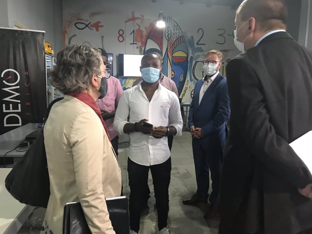 ActivSpaces's tweet photo. Petite présentation rapide de quelques startups à Son excellence Madame l’ambassadeur d’Allemagne au Cameroun. Parmi les startups nous avons @Elam_Cameroon @dastudy19 @sabfood_CM @ClinicAgro @ColorfolApp 

#Allemagne 🇩🇪 #Cameroun  🇨🇲 https://t.co/gAesZ1X3DW
