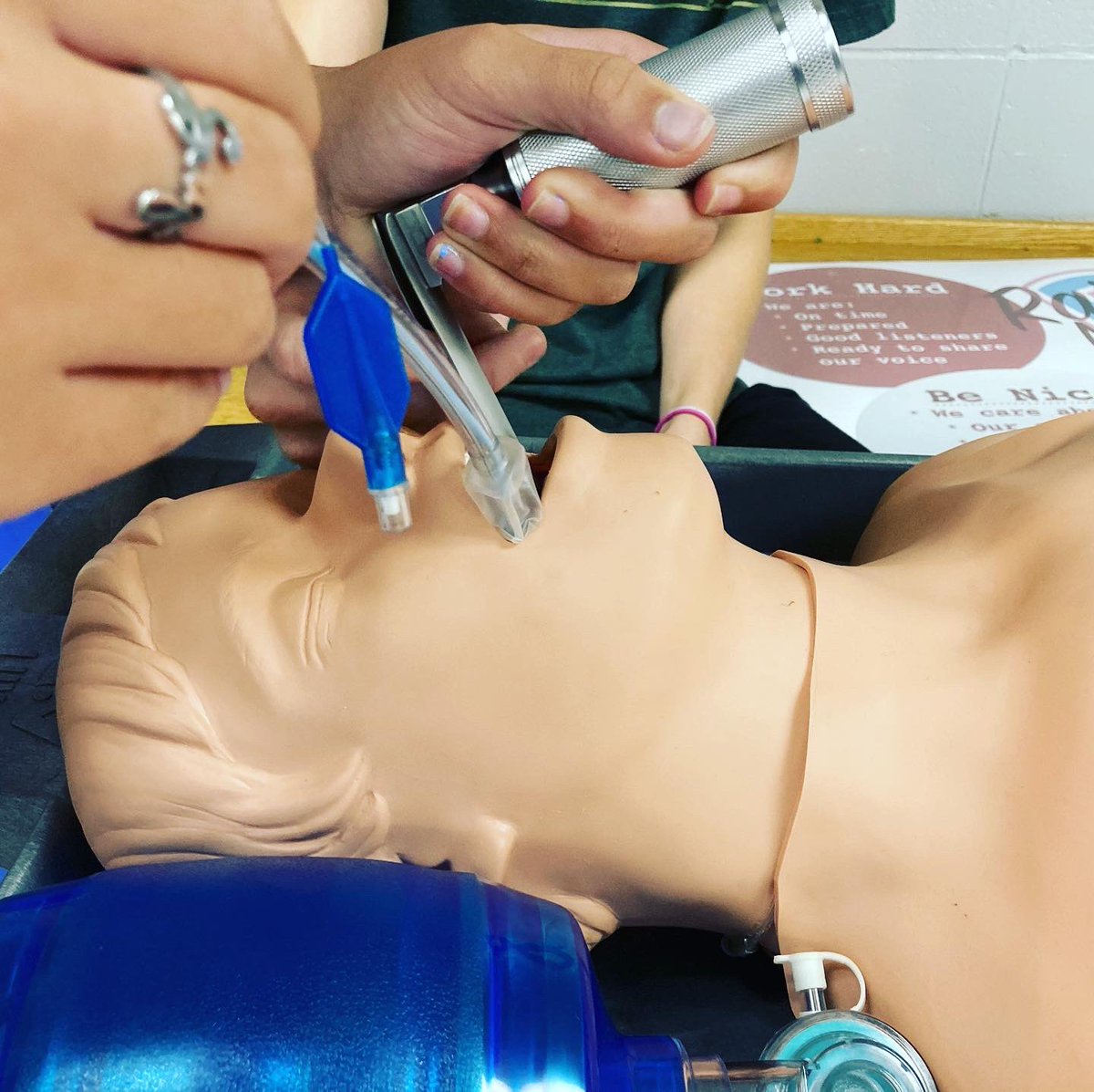 CCSRaiderHSE's tweet image. Medical Therapeutics students learn intubation skills &amp;amp; cross teach for better understanding. @CCSRaiderHSE @CCSCTE #highdemandjobs #highskill #futureofhealthcare