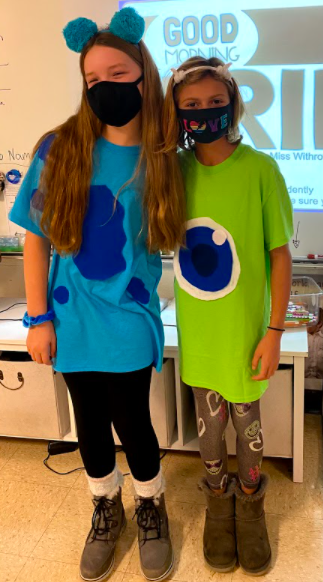 MissWithrow217's tweet photo. Can you #guesswho with these Characters? We did a Character Trait Halloween Challenge. Students used clothing and clues to help their peers guess who they are! They even teamed up! #thisishalloween #costumes #thisisMEtsd #talawandaempowers @TSDMarshall https://t.co/LJuXtRpTb3