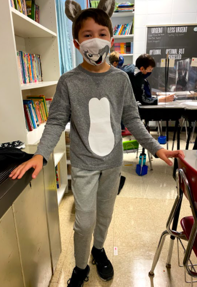 MissWithrow217's tweet photo. Can you #guesswho with these Characters? We did a Character Trait Halloween Challenge. Students used clothing and clues to help their peers guess who they are! They even teamed up! #thisishalloween #costumes #thisisMEtsd #talawandaempowers @TSDMarshall https://t.co/LJuXtRpTb3
