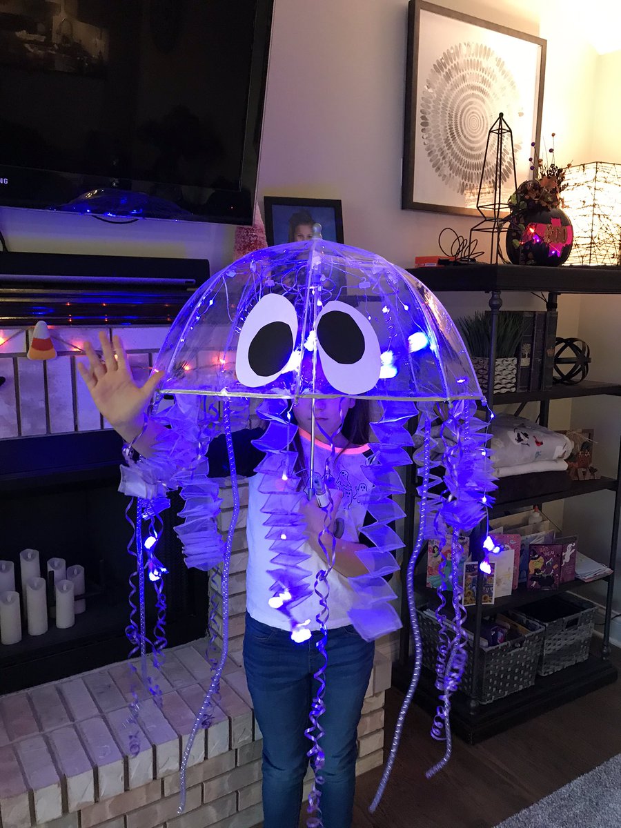 mdg17's tweet photo. Happy Halloween zoom style! @ctlbulldogs @urbon102 https://t.co/iyVcDvkNoj