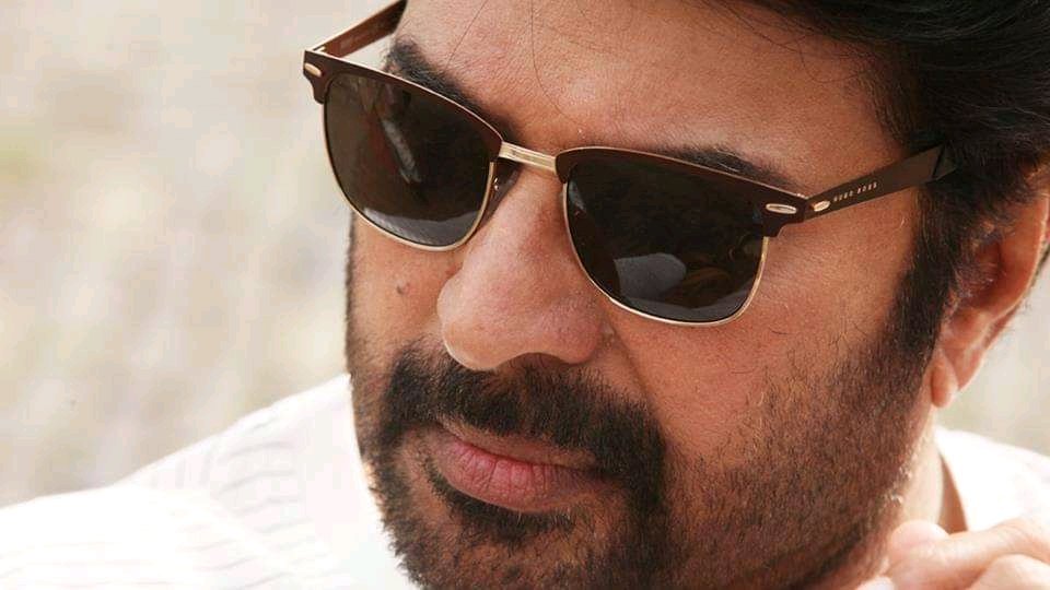 PraNavP24748121's tweet photo. ഒരു പാട്ടിന്റെയോ ഡാൻസിന്റെയോ കോമടിയുടെയോ ഭലമില്ലാത്ത ഒരു ചരിത്ര വിജയം നേടിയിട്ടുണ്ടോ അല്ലേൽ നേടാൻ കഴിയുമോ ഒരു മലയാളനാടന് 😎🔥

             Yes He Can 😍⚡️

#MegaStar_Mammootty 🖤
#Mammukka #Mammookka #SpreadMammoottysm #MammukkaFans https://t.co/ZxOCOQqXJj