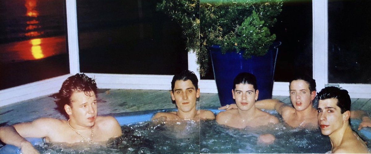 @Jadwiga19760909 @DonnieWahlberg @dannywood @jordanknight @JonathanRKnight @joeymcintyre @NKOTB Our #ThrowbackThursday photos kind of match!! 😍😍♥️ https://t.co/WjTlmhy3wq