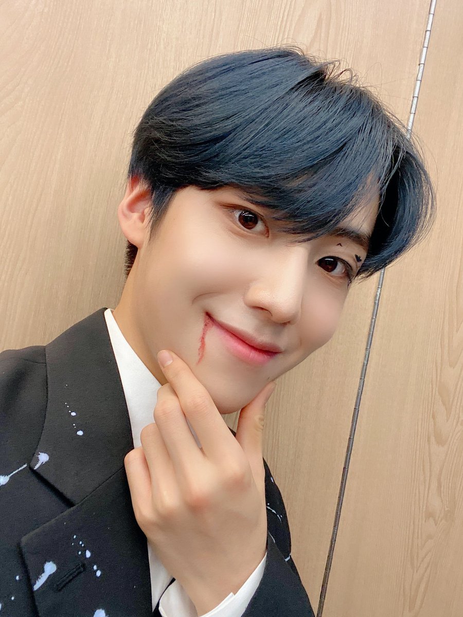 LES_BNM's tweet photo. [#은상_zip]

드라큘라가 꽤 무서웠다고(?) 뿌듯해하는 오늘자 은상이 모음.zip

#이은상 #LeeEunSang #스탭이_풀어주는_은상Zip #브랜뉴뮤직 #BRANDNEWMUSIC https://t.co/RCe7L9BujC