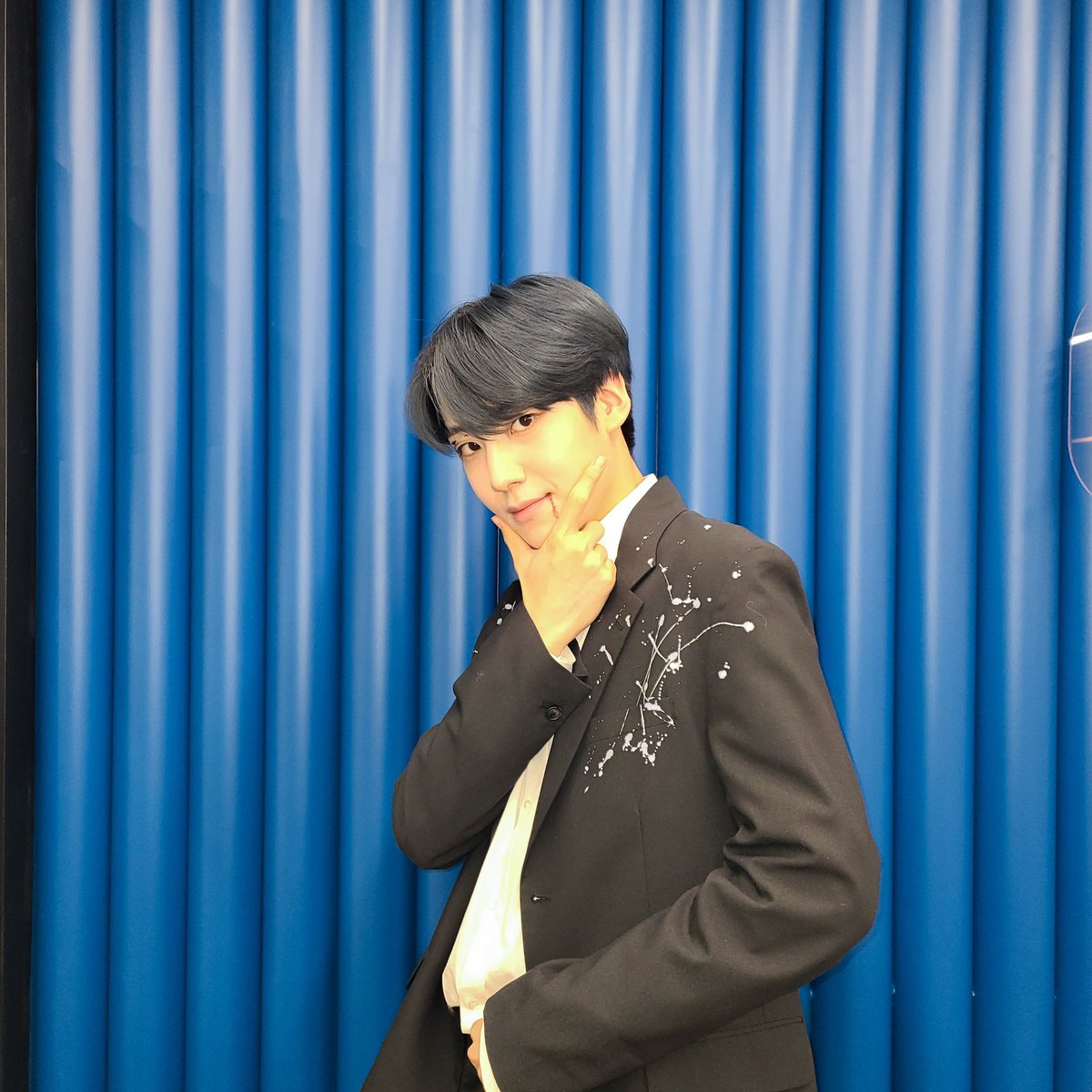 LES_BNM's tweet photo. [#은상_zip]

드라큘라가 꽤 무서웠다고(?) 뿌듯해하는 오늘자 은상이 모음.zip

#이은상 #LeeEunSang #스탭이_풀어주는_은상Zip #브랜뉴뮤직 #BRANDNEWMUSIC https://t.co/RCe7L9BujC