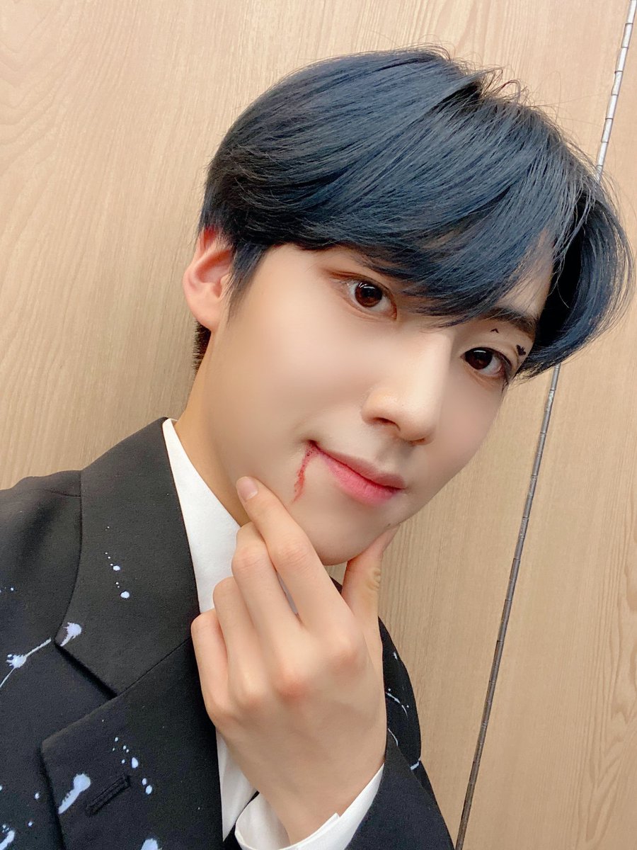 LES_BNM's tweet photo. [#은상_zip]

드라큘라가 꽤 무서웠다고(?) 뿌듯해하는 오늘자 은상이 모음.zip

#이은상 #LeeEunSang #스탭이_풀어주는_은상Zip #브랜뉴뮤직 #BRANDNEWMUSIC https://t.co/RCe7L9BujC