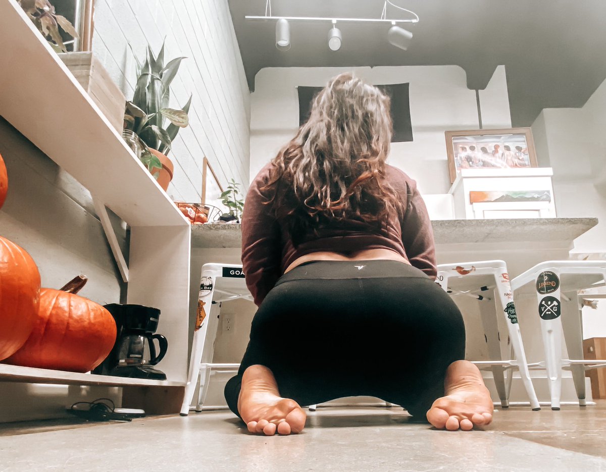 Messy hair, big dirty feet, big ass. It’s a good morning. 😘
