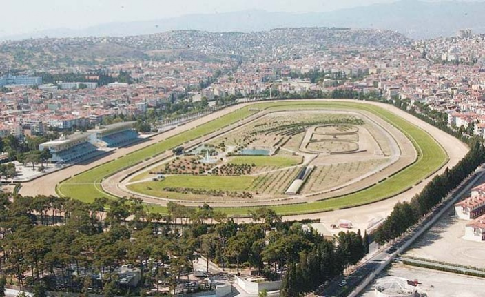 TJK, İzmir’in Buca İlçesinde bulunan Şirinyer Hipodromu'nun depremden mağdur olan vatandaşlarımız için konaklama ve diğer ihtiyaçlarını karşılayabilmek adına tüm imkanlarıyla açık olacağını anons etti.