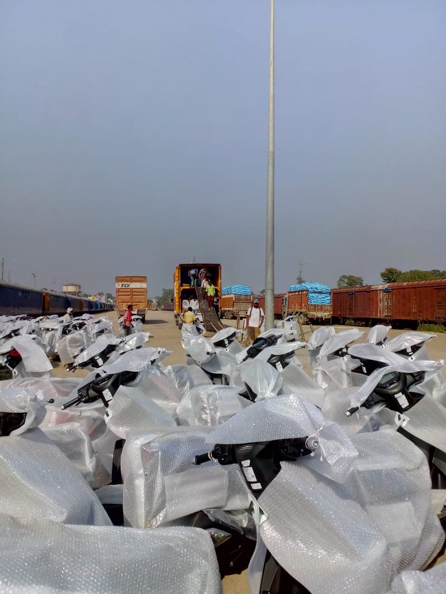 PiyushGoyal's tweet photo. Railways 🚉 loaded automobiles from Karnataka to Nautanwa in Uttar Pradesh, for further transportation to Nepal🇳🇵

निर्यात में सहायक बनती रेलवे द्वारा कडकोला, कर्नाटक से नौतनवां, उत्तर प्रदेश तक ऑटोमोबाइल का परिवहन किया, जहां से यह आगे नेपाल भेजे जायेंगे। https://t.co/RqMjLRe4ko