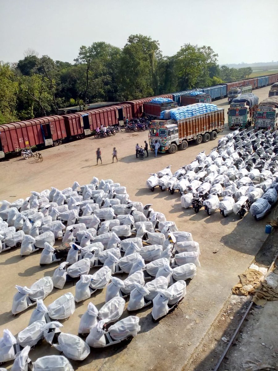 PiyushGoyal's tweet photo. Railways 🚉 loaded automobiles from Karnataka to Nautanwa in Uttar Pradesh, for further transportation to Nepal🇳🇵

निर्यात में सहायक बनती रेलवे द्वारा कडकोला, कर्नाटक से नौतनवां, उत्तर प्रदेश तक ऑटोमोबाइल का परिवहन किया, जहां से यह आगे नेपाल भेजे जायेंगे। https://t.co/RqMjLRe4ko