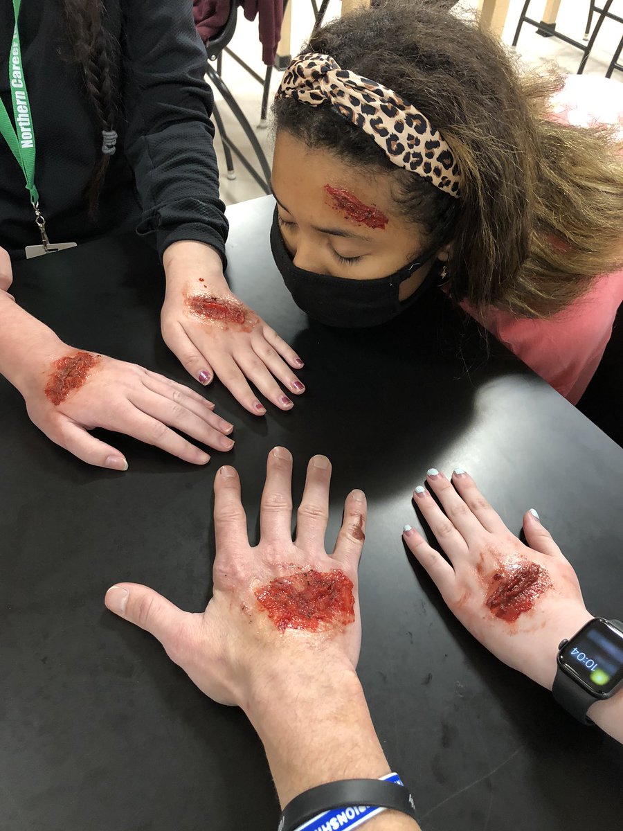 Seifert006's tweet photo. #anatomy students creating fake wounds after learning the integumentary system. @Seifert006 @classsof2021 @NorthNews123 @NorthYearbook1 @north2021 https://t.co/nN1Y7UdSGx