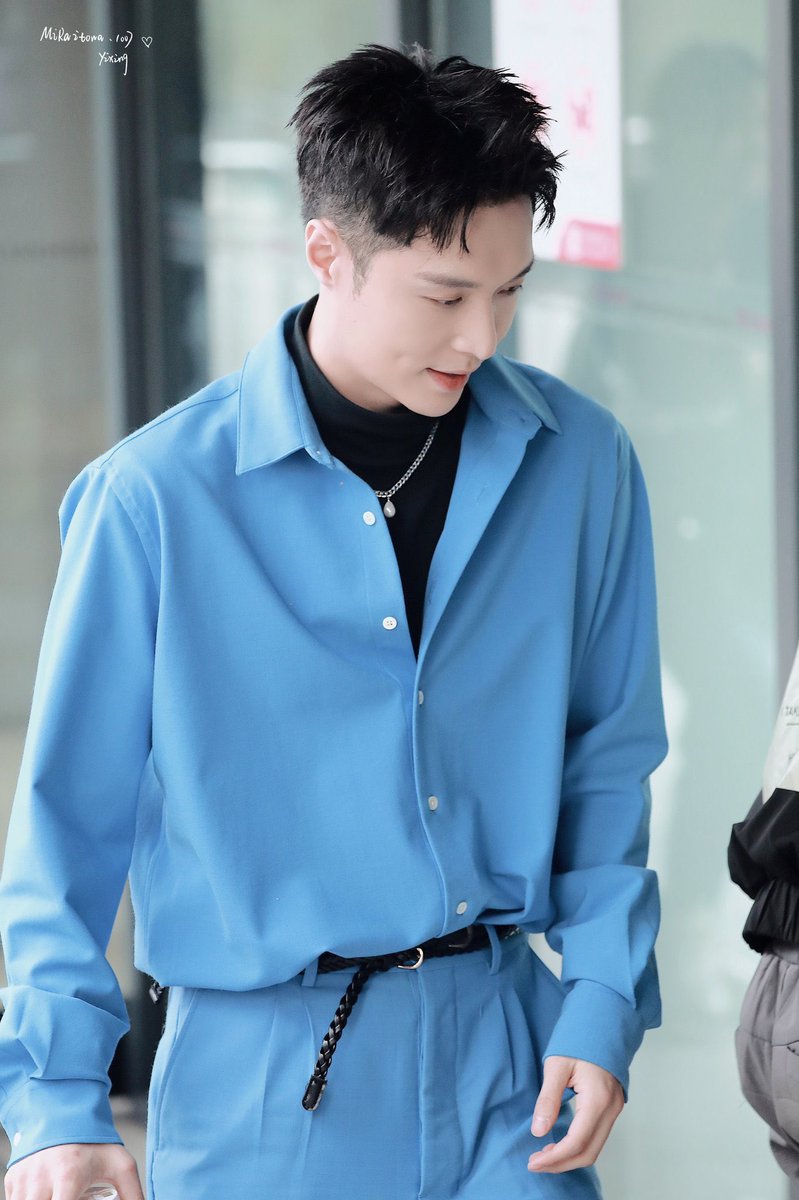 camtu_ho's tweet photo. 2020.10.30 Yixing on his way to #dancesmash2020 recording. Dang he looks so good in blue 🔥🔥🔥
@layzhang
🐝credit watermarks
#layzhanghoneybees #layzhangstudio #LayZhang #Lay #张艺兴 #yixing #zhangyixing #장이씽 https://t.co/wvLdxb4bJj