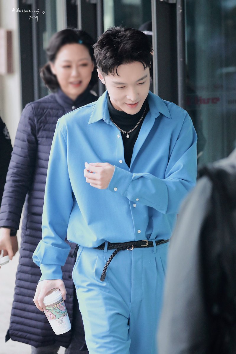 camtu_ho's tweet photo. 2020.10.30 Yixing on his way to #dancesmash2020 recording. Dang he looks so good in blue 🔥🔥🔥
@layzhang
🐝credit watermarks
#layzhanghoneybees #layzhangstudio #LayZhang #Lay #张艺兴 #yixing #zhangyixing #장이씽 https://t.co/wvLdxb4bJj