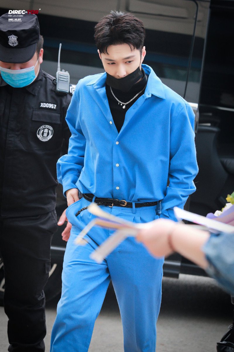 camtu_ho's tweet photo. 2020.10.30 Yixing on his way to #dancesmash2020 recording. Dang he looks so good in blue 🔥🔥🔥
@layzhang
🐝credit watermarks
#layzhanghoneybees #layzhangstudio #LayZhang #Lay #张艺兴 #yixing #zhangyixing #장이씽 https://t.co/wvLdxb4bJj