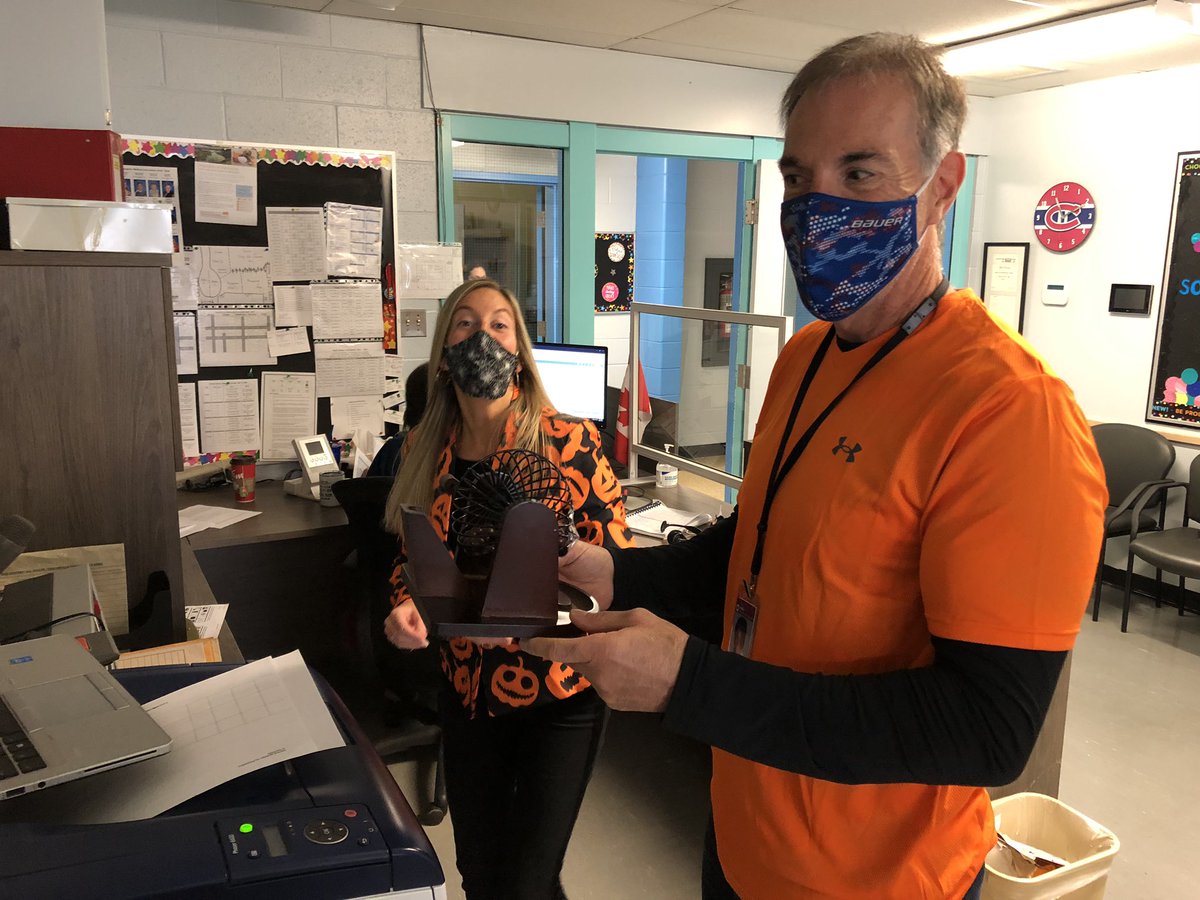 AdesElem's tweet image. School wide bingo today. Mr. MacDonald and Mrs MacNeil came prepared today. #HappyHalloween #UnderTheB #OrangeAndBlackDay