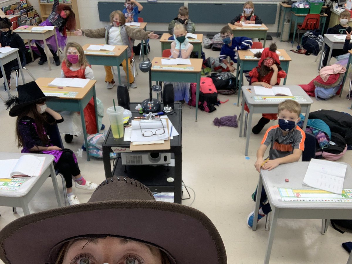 Chabot_secondST's tweet photo. It’s a Halloweenie dictée this morning!! 🎃💀 we need to finish before our virtual parade.  Vite vite les amis!!   @tdsb_secondst @DebbieDonsky @TDSB_fsl https://t.co/PPQz6Mfalr