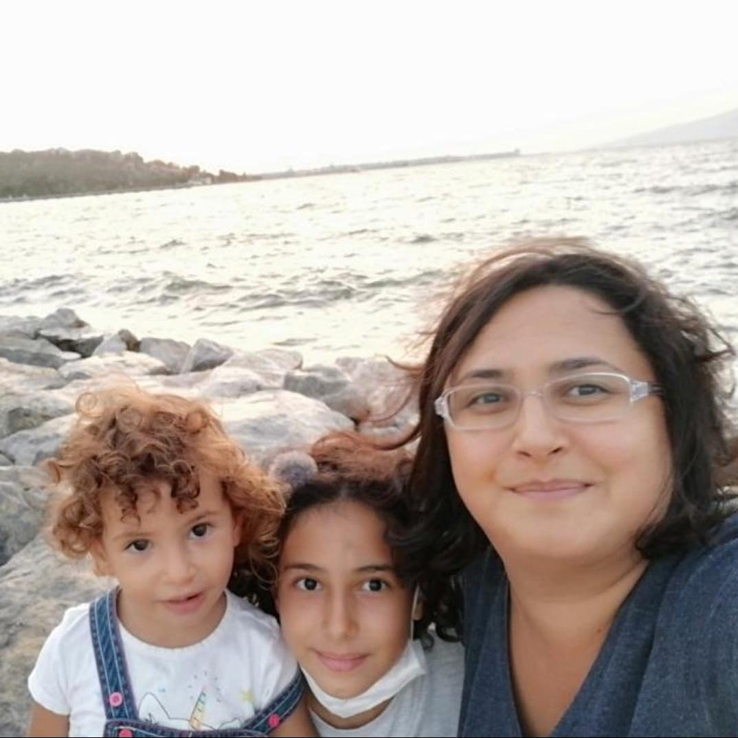 #ÖNEMLİ 
LÜTFEN YAYABİLİR MİYİZ

Bayraklı izmir enkaz altında 3 kişi var 1 anne 2 küçük çocuk Emine Yücel Toklu. 

Mansuroğlu mahallesi 283/13 Sok Rıza Bey apt No 2 kat 4 Daire 16.

#Deprem 
#izmir