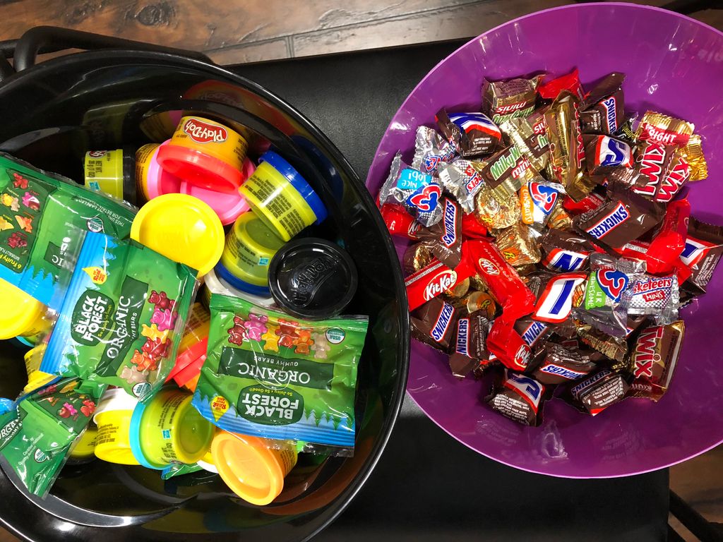 Vero_Chiro's tweet photo. We have treats again for you today to continue celebrating Halloween! What is your favorite treat to get on Halloween? 🍭🍬🍫🎃 https://t.co/jeDC7p5whr